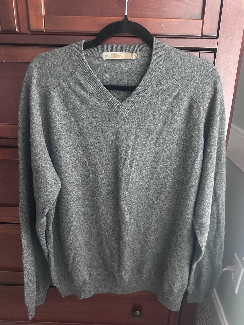 Men’s Raffi Cashmere Grey V-neck sweater size L